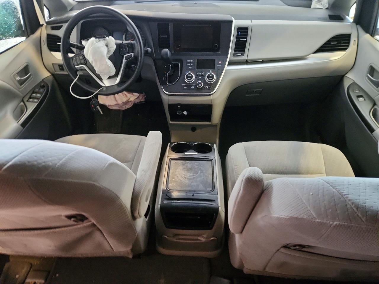 2017 TOYOTA SIENNA LE photo 8