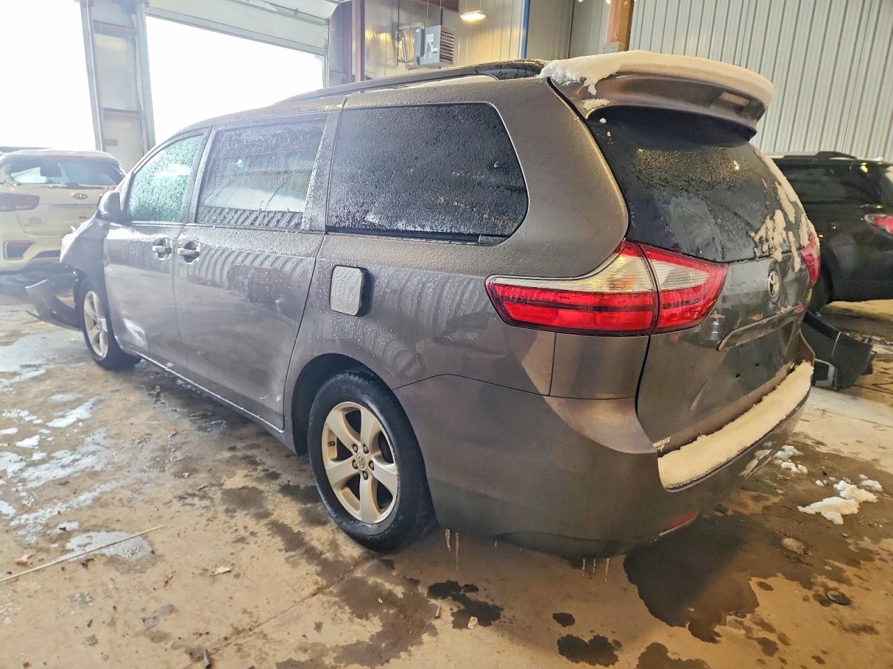 2017 TOYOTA SIENNA LE photo 2