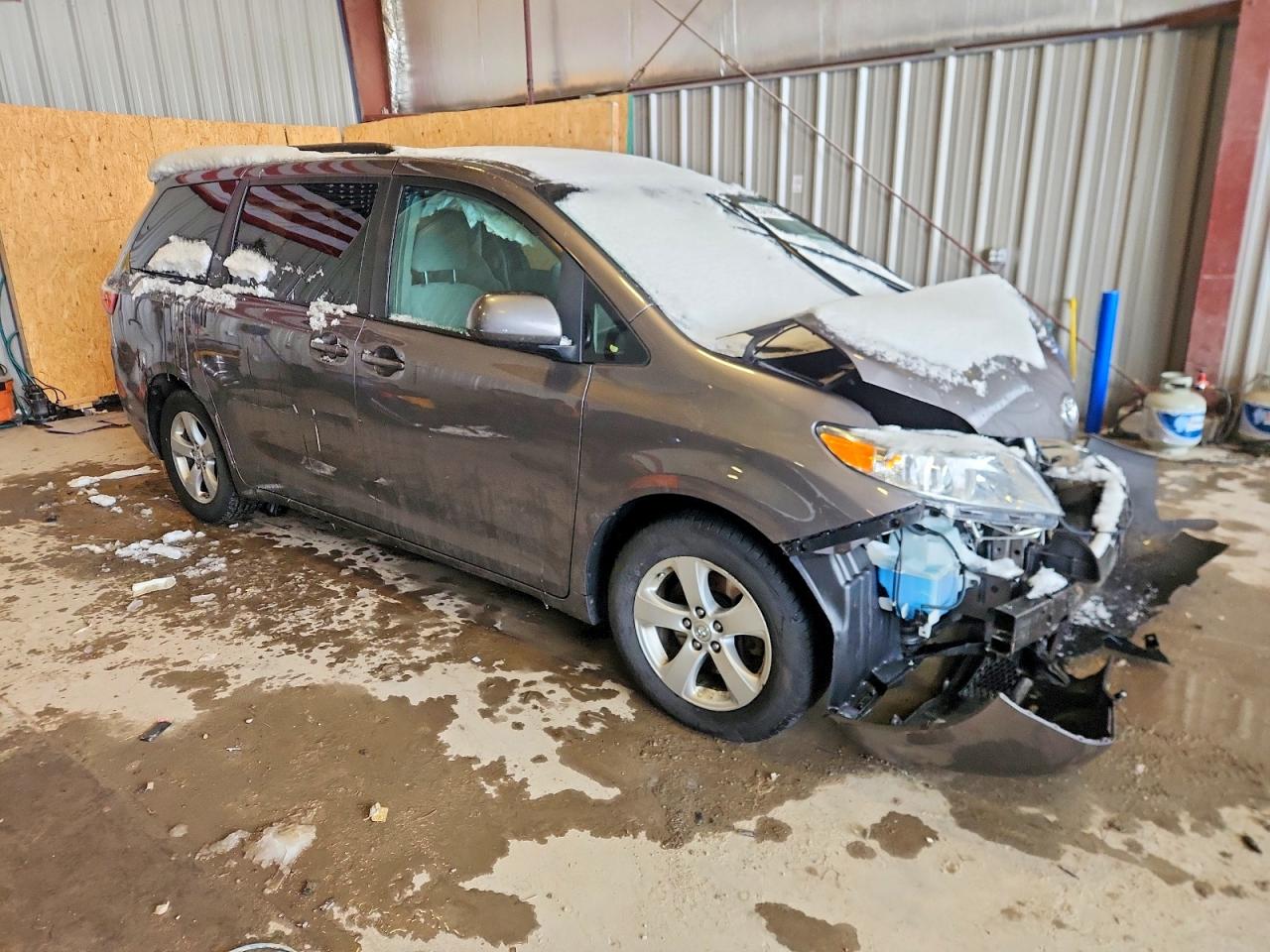 2017 TOYOTA SIENNA LE photo 4