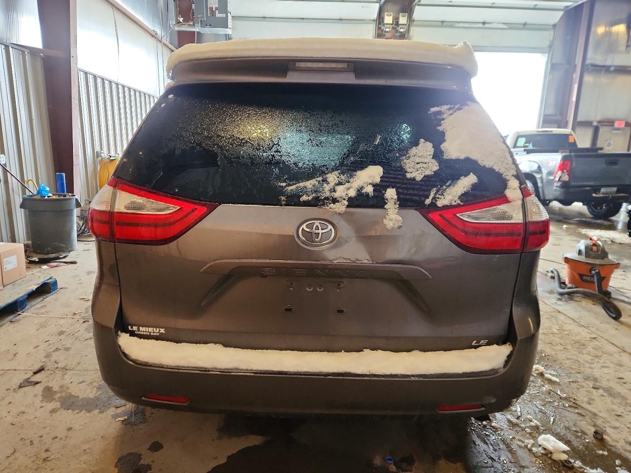2017 TOYOTA SIENNA LE photo 6