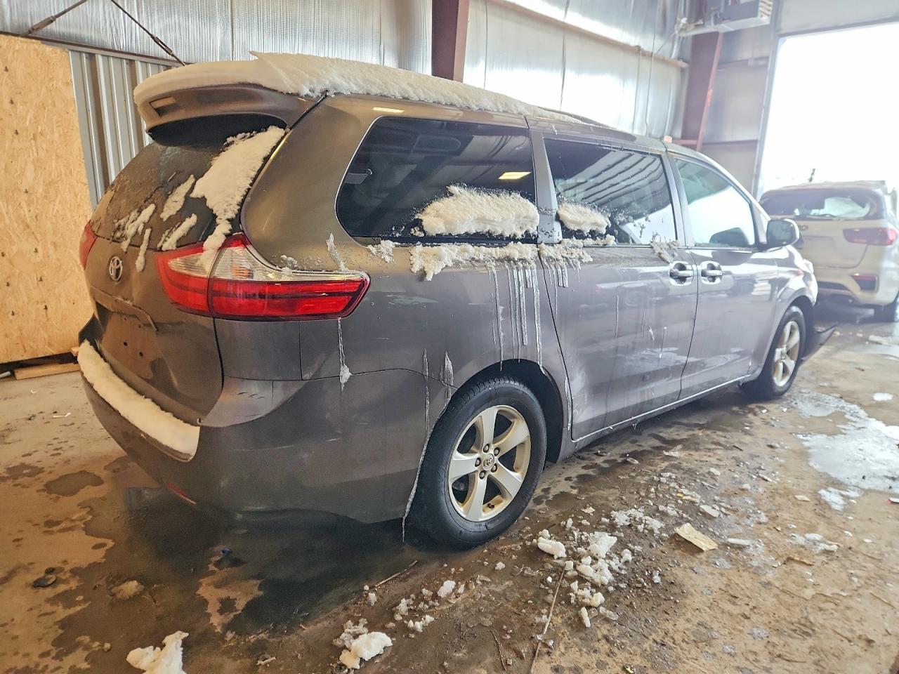 2017 TOYOTA SIENNA LE photo 3