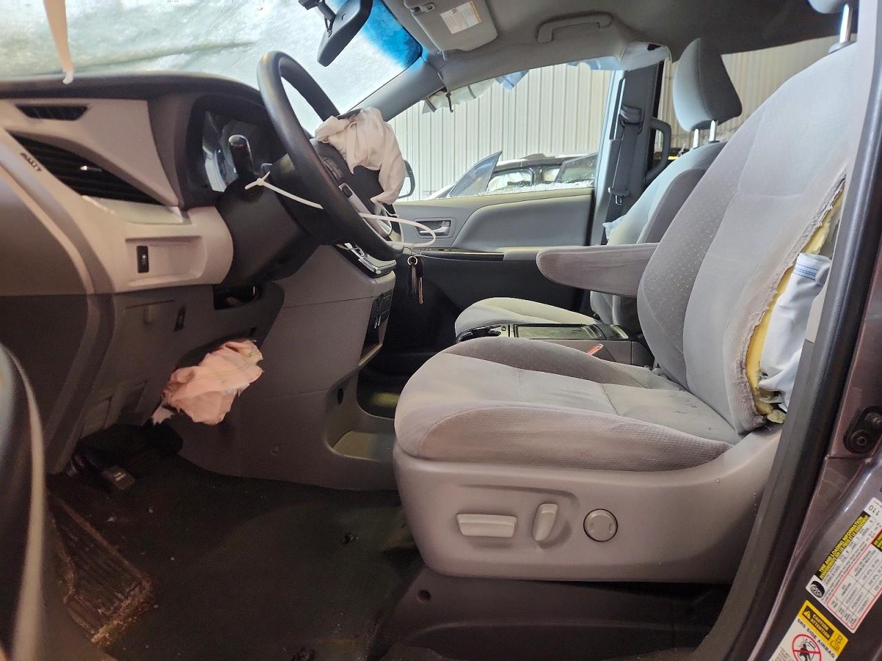 2017 TOYOTA SIENNA LE photo 7