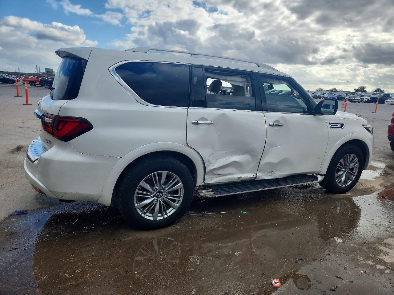 2018 INFINITI QX80 BASE photo 3