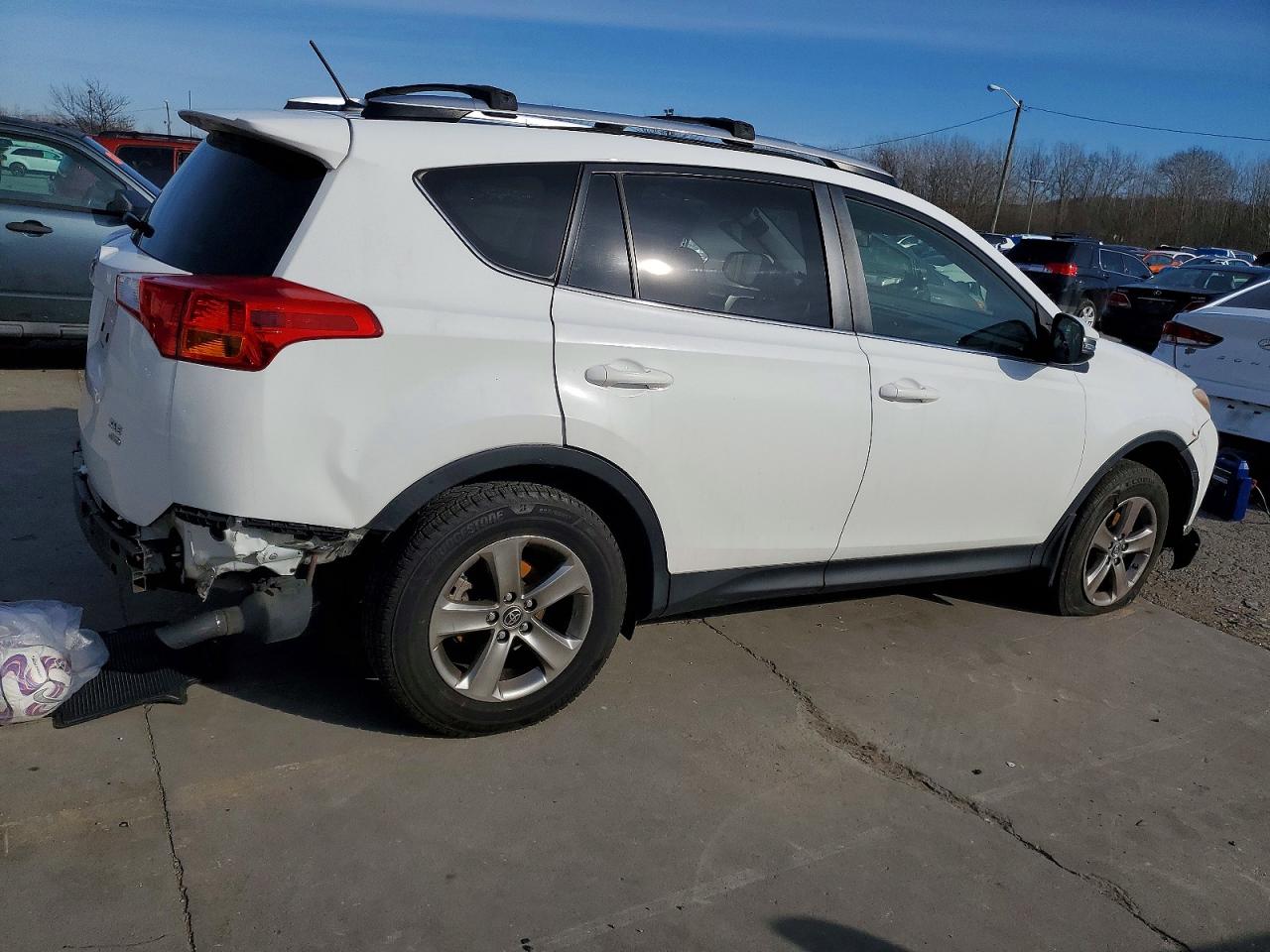 2015 TOYOTA RAV4 XLE photo 3