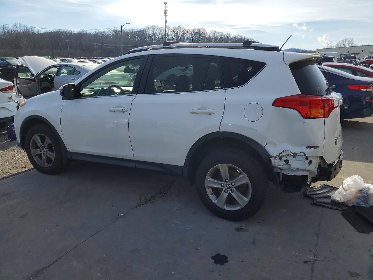 2015 TOYOTA RAV4 XLE photo 2