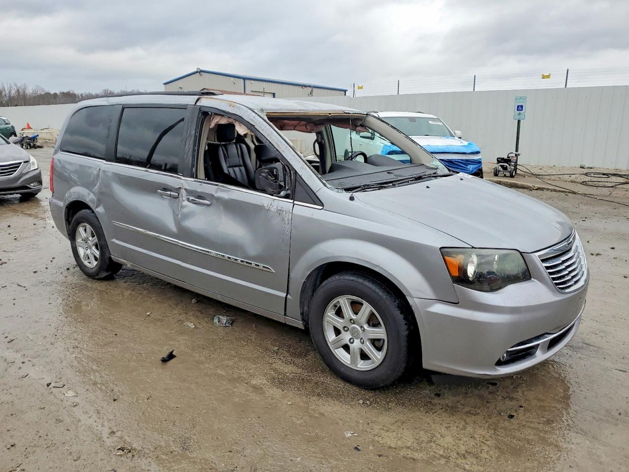 2013 CHRYSLER TOWN & COUNTRY TOURING photo 4