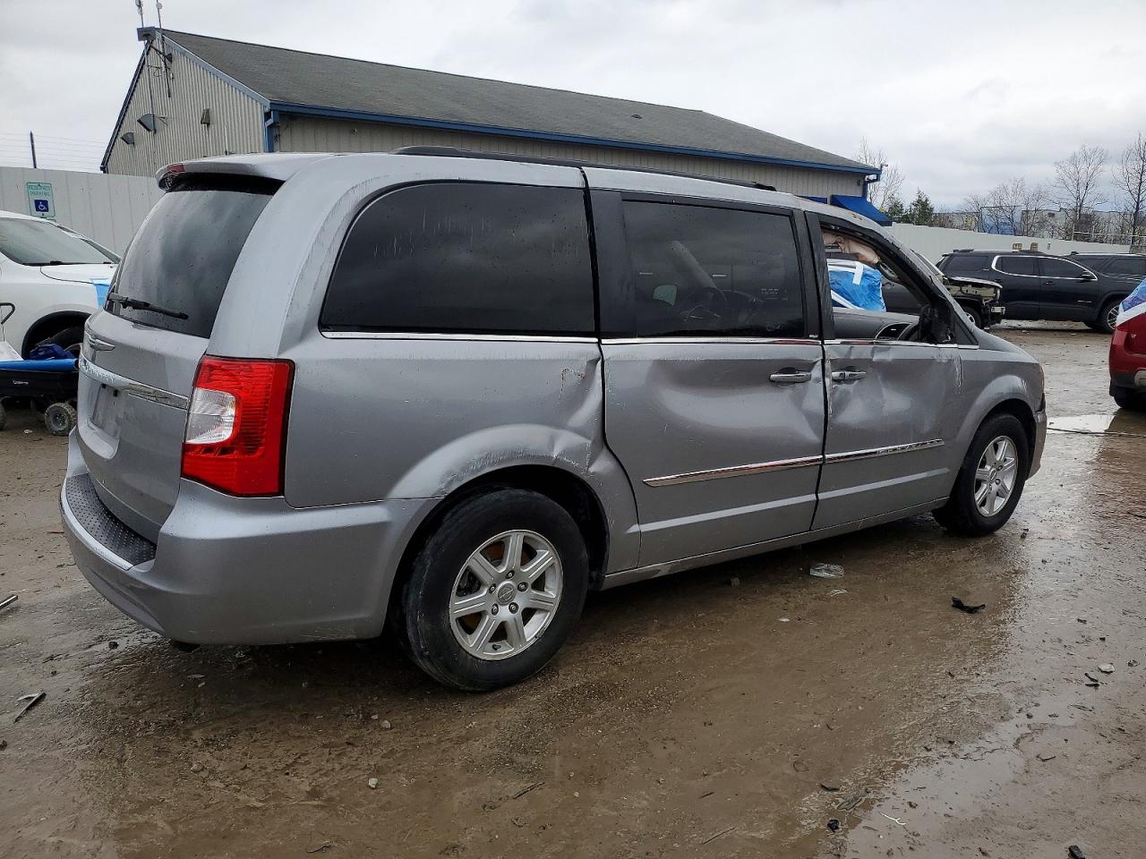 2013 CHRYSLER TOWN & COUNTRY TOURING photo 3