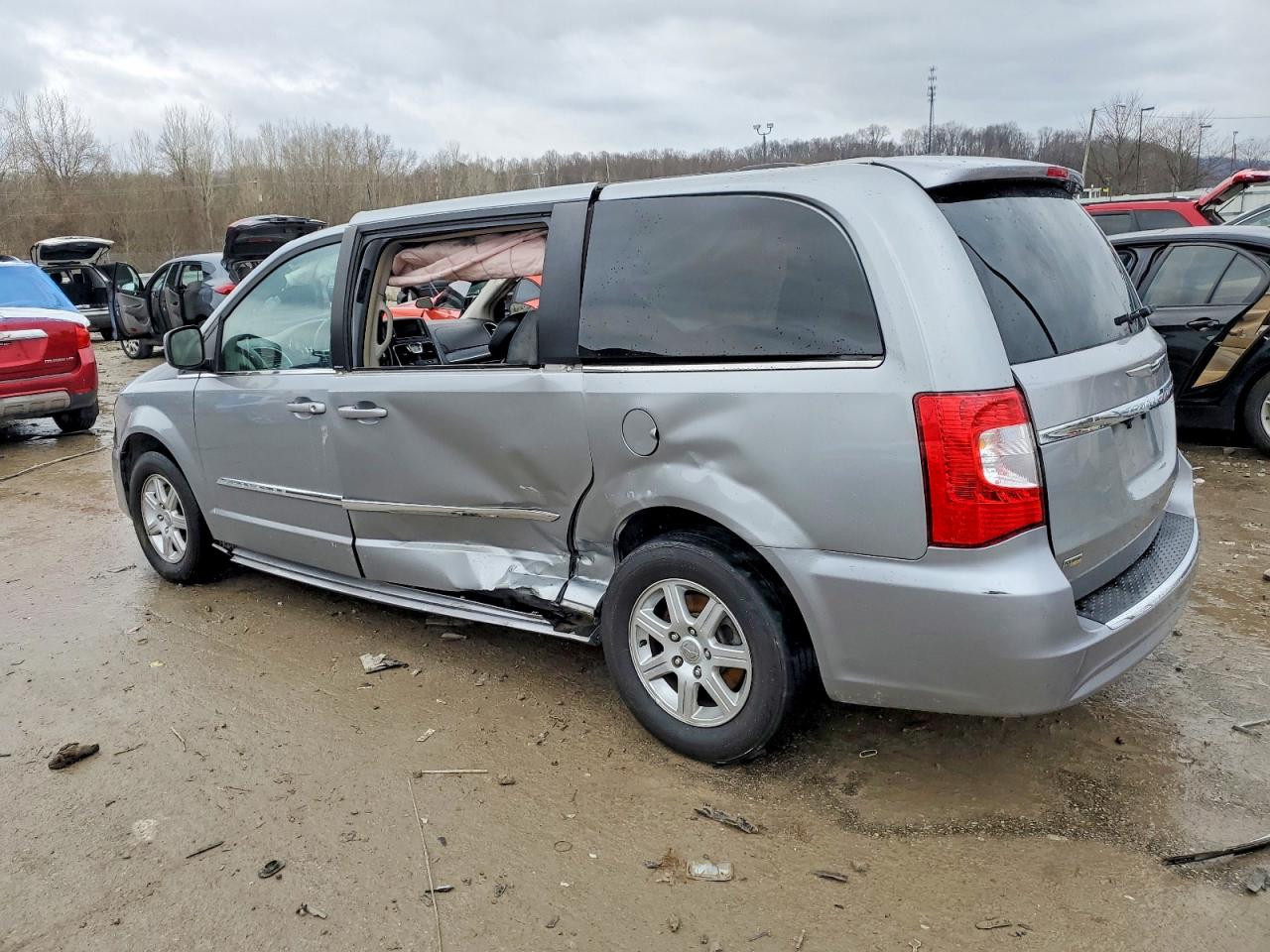2013 CHRYSLER TOWN & COUNTRY TOURING photo 2