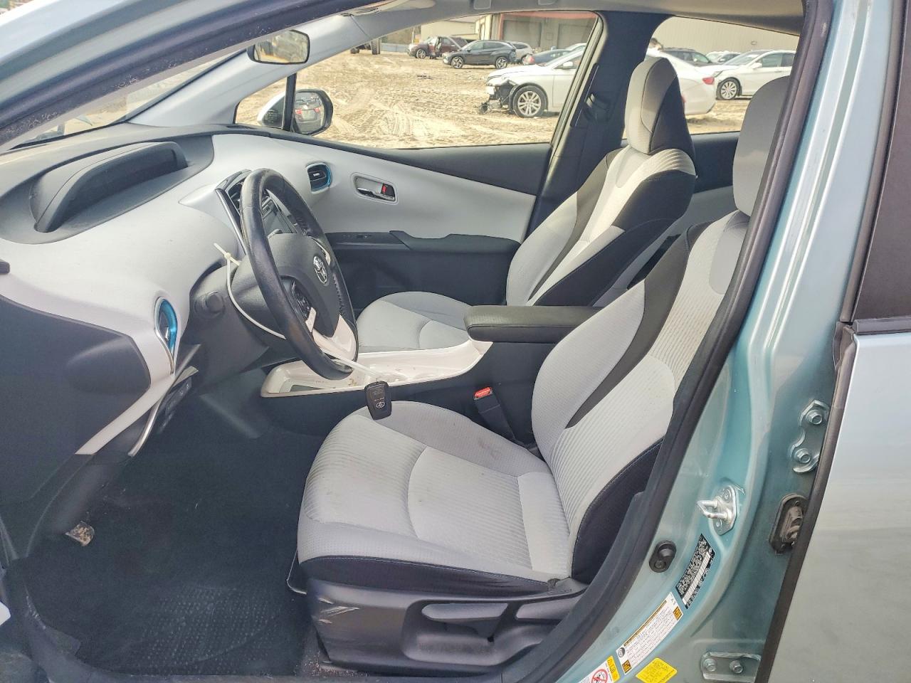 2017 TOYOTA PRIUS photo 19