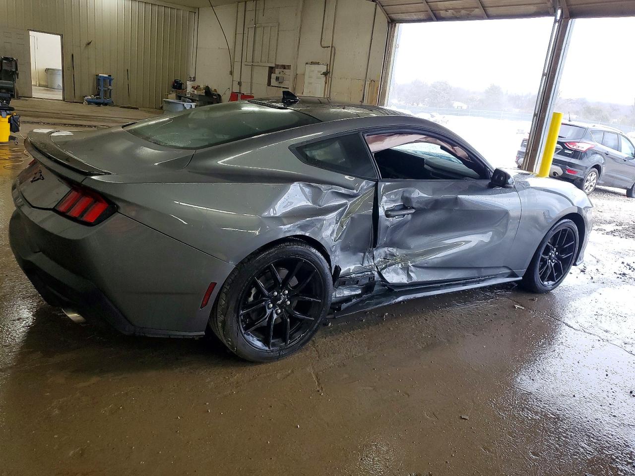 2025 FORD MUSTANG photo 3