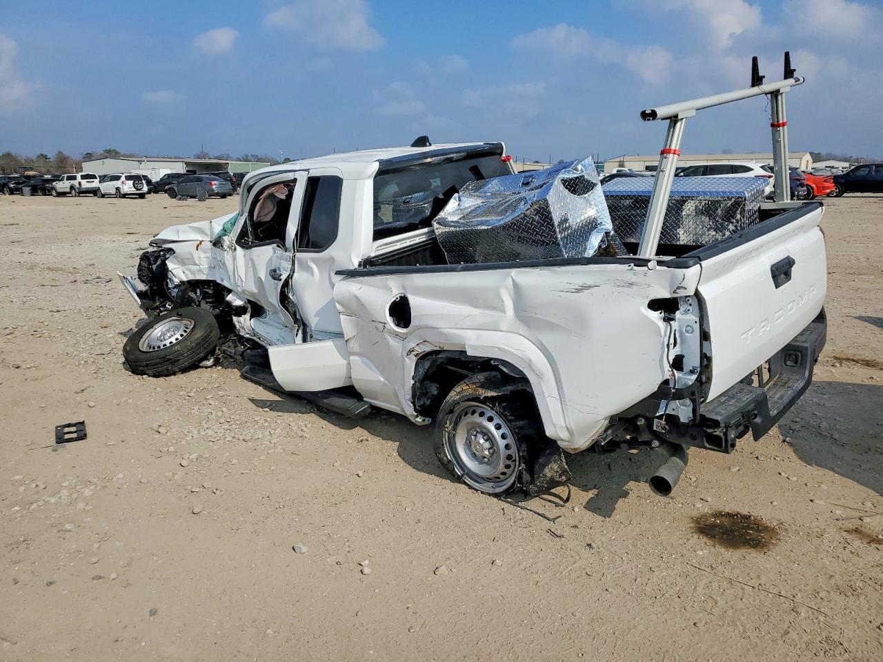 2024 TOYOTA TACOMA XTRACAB photo 2