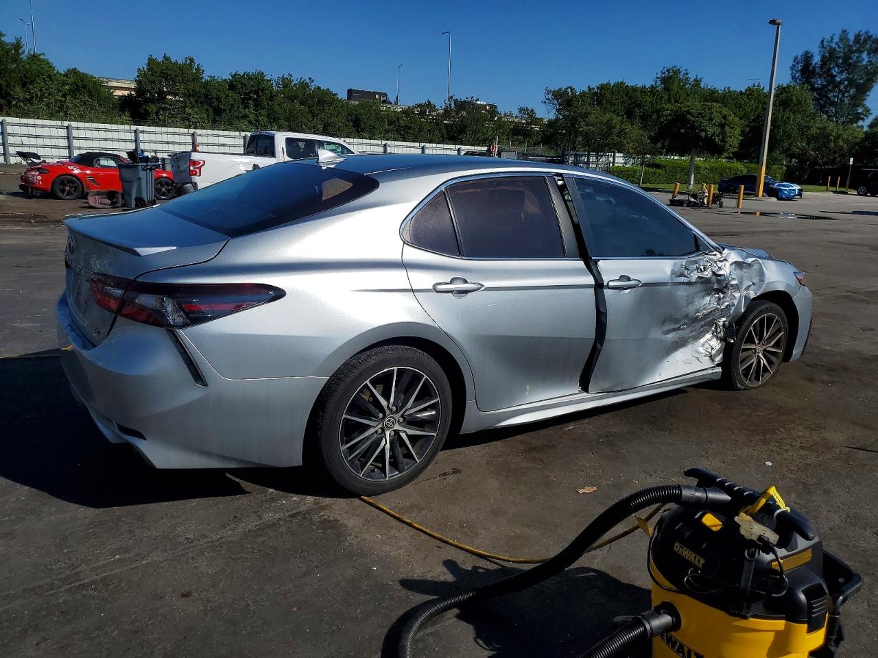 2022 TOYOTA CAMRY SE photo 3