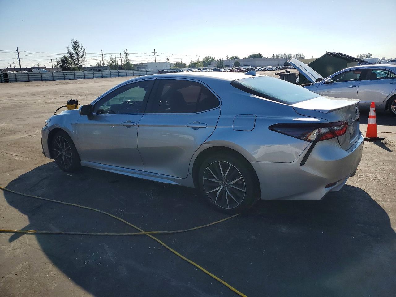 2022 TOYOTA CAMRY SE photo 2