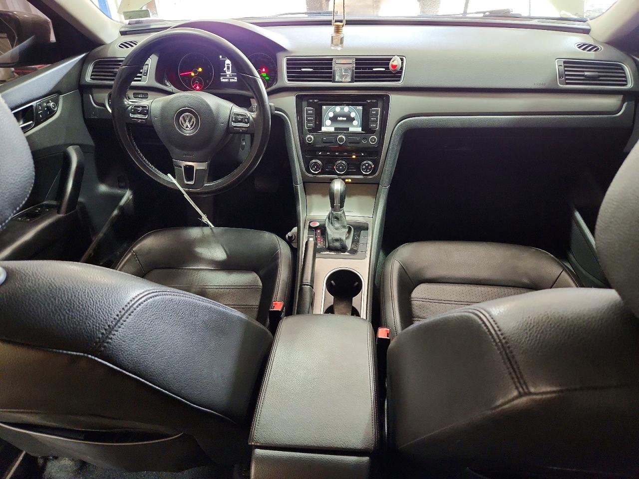 2015 VOLKSWAGEN PASSAT SE photo 8