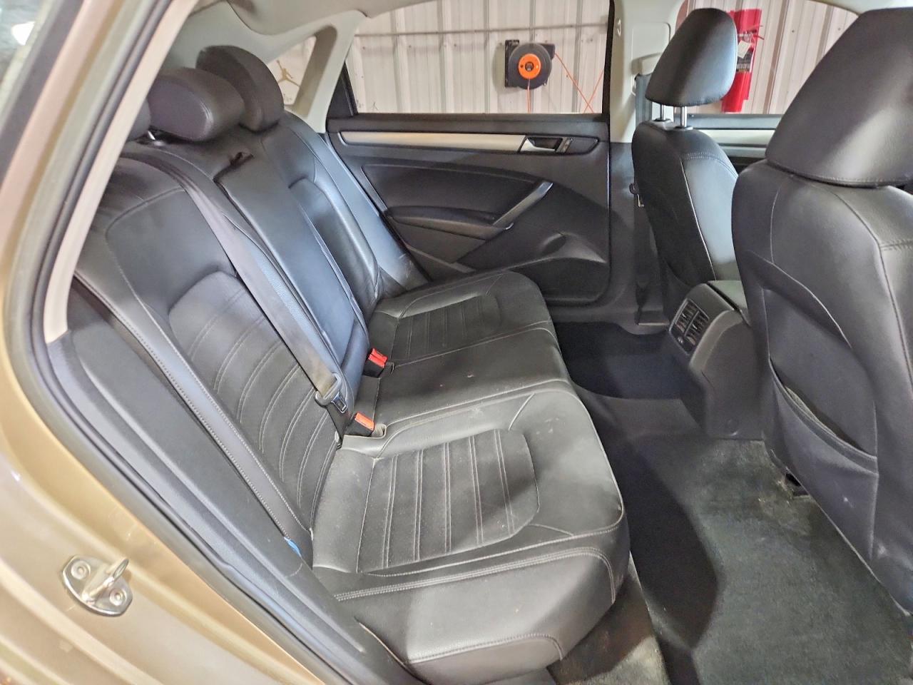 2015 VOLKSWAGEN PASSAT SE photo 10