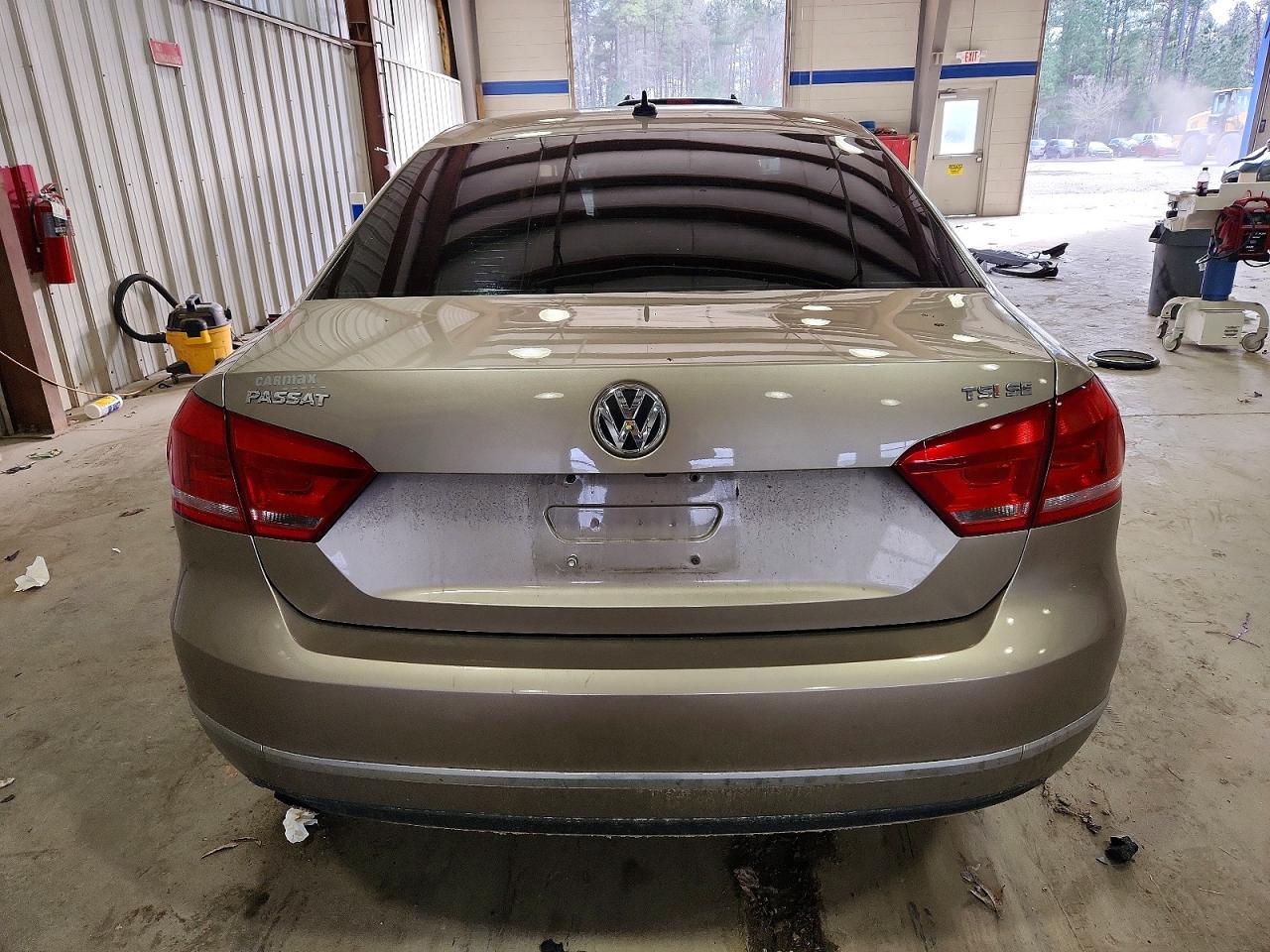 2015 VOLKSWAGEN PASSAT SE photo 6
