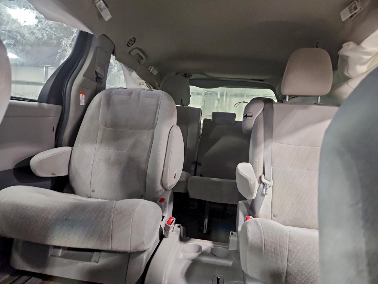 2016 TOYOTA SIENNA LE photo 10