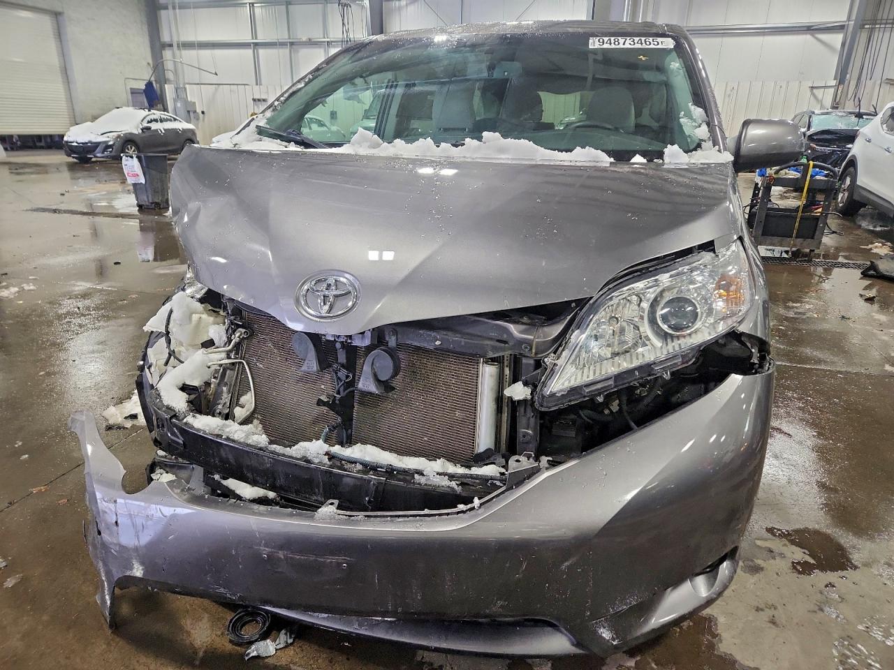 2016 TOYOTA SIENNA LE photo 5