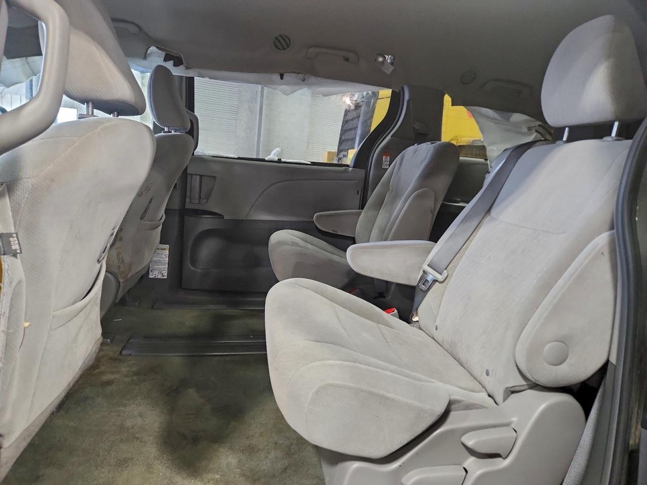 2016 TOYOTA SIENNA LE photo 11
