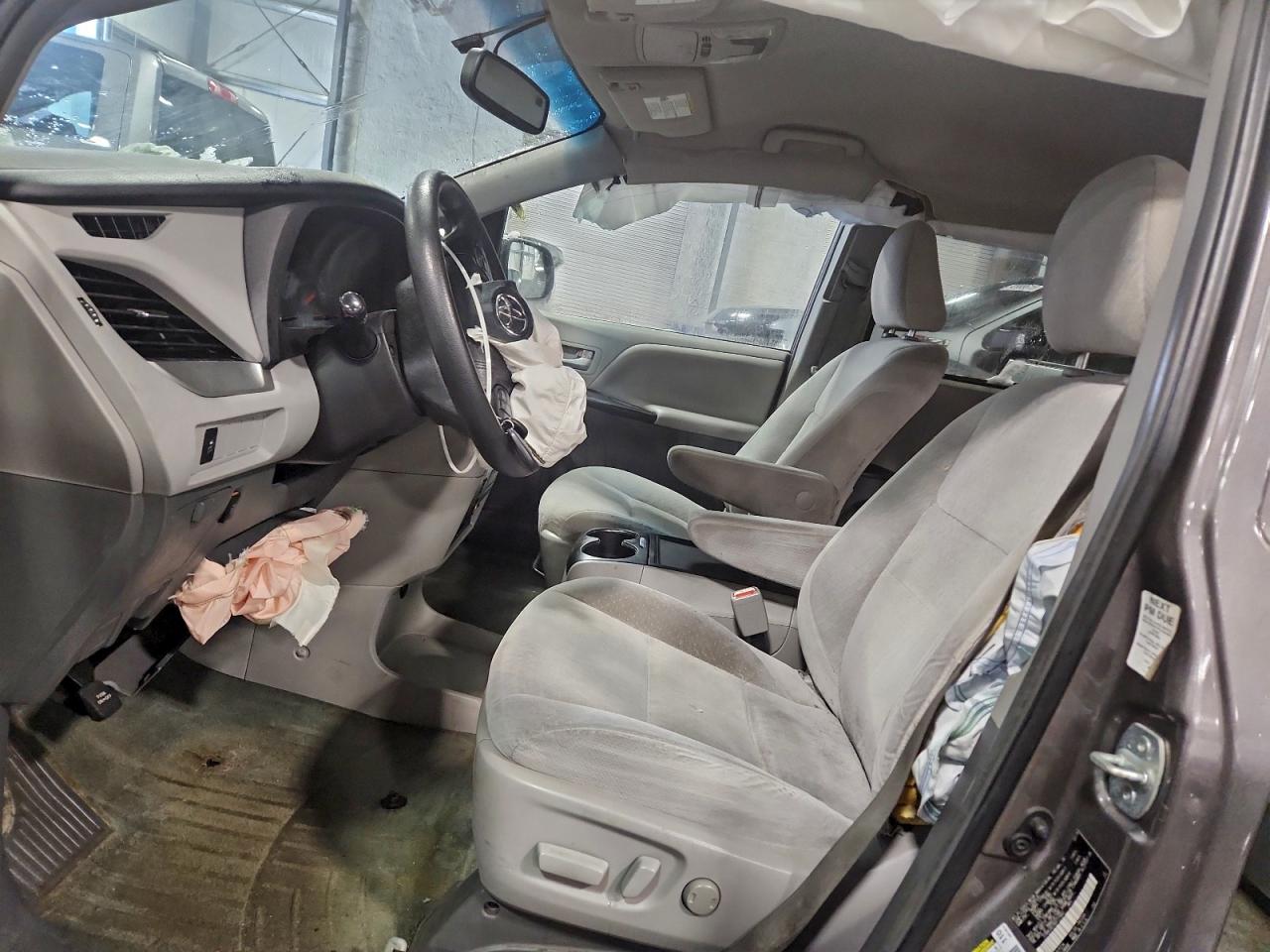 2016 TOYOTA SIENNA LE photo 7