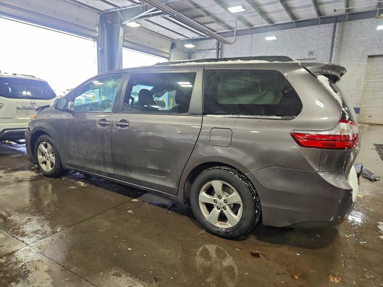 2016 TOYOTA SIENNA LE photo 2
