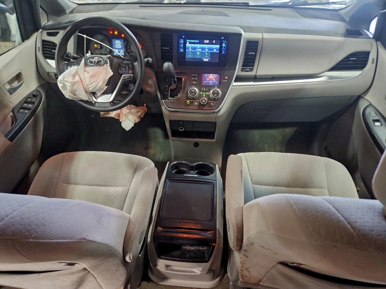 2016 TOYOTA SIENNA LE photo 8