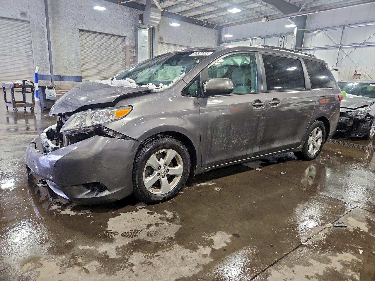 2016 TOYOTA SIENNA