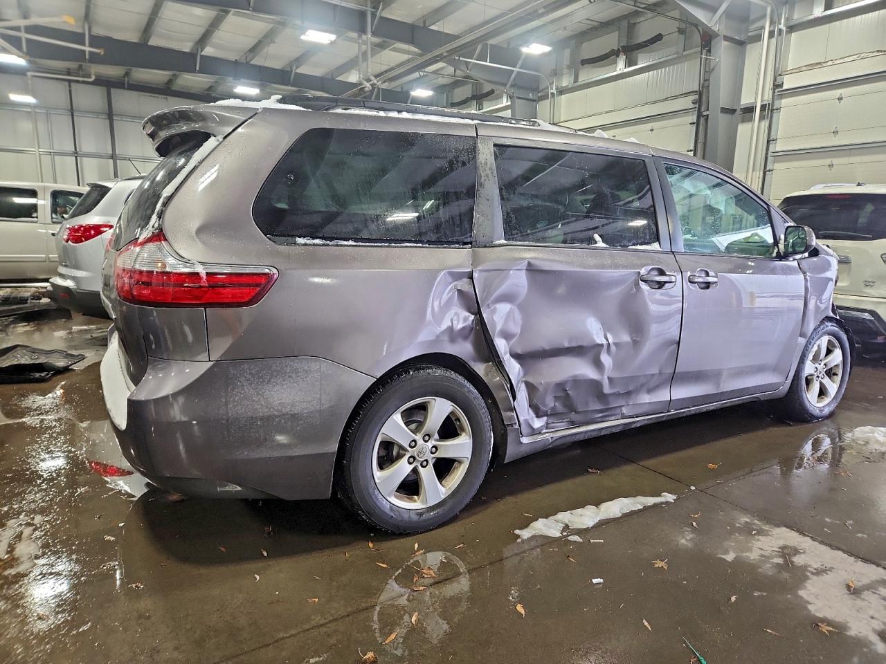2016 TOYOTA SIENNA LE photo 3
