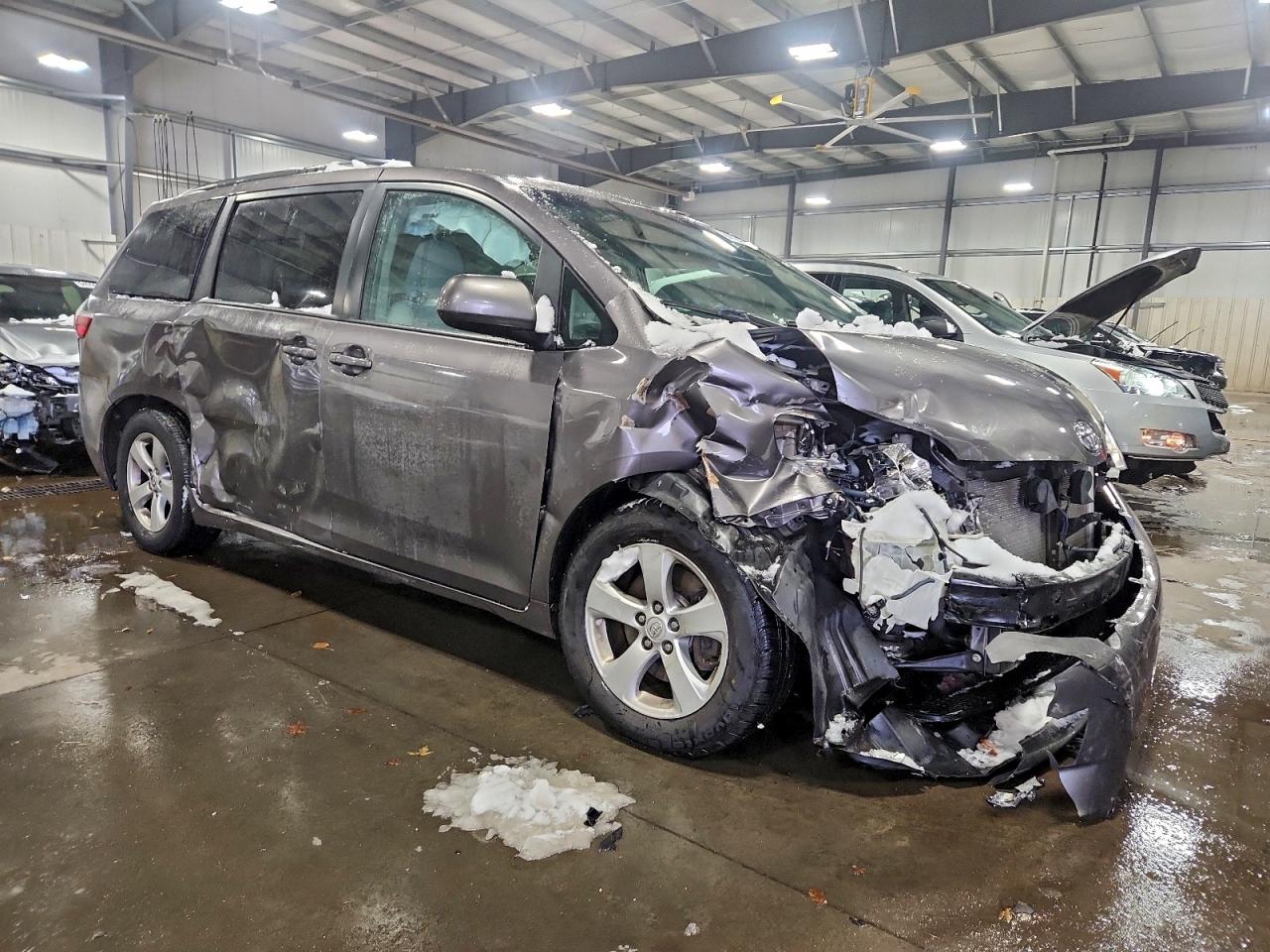 2016 TOYOTA SIENNA LE photo 4