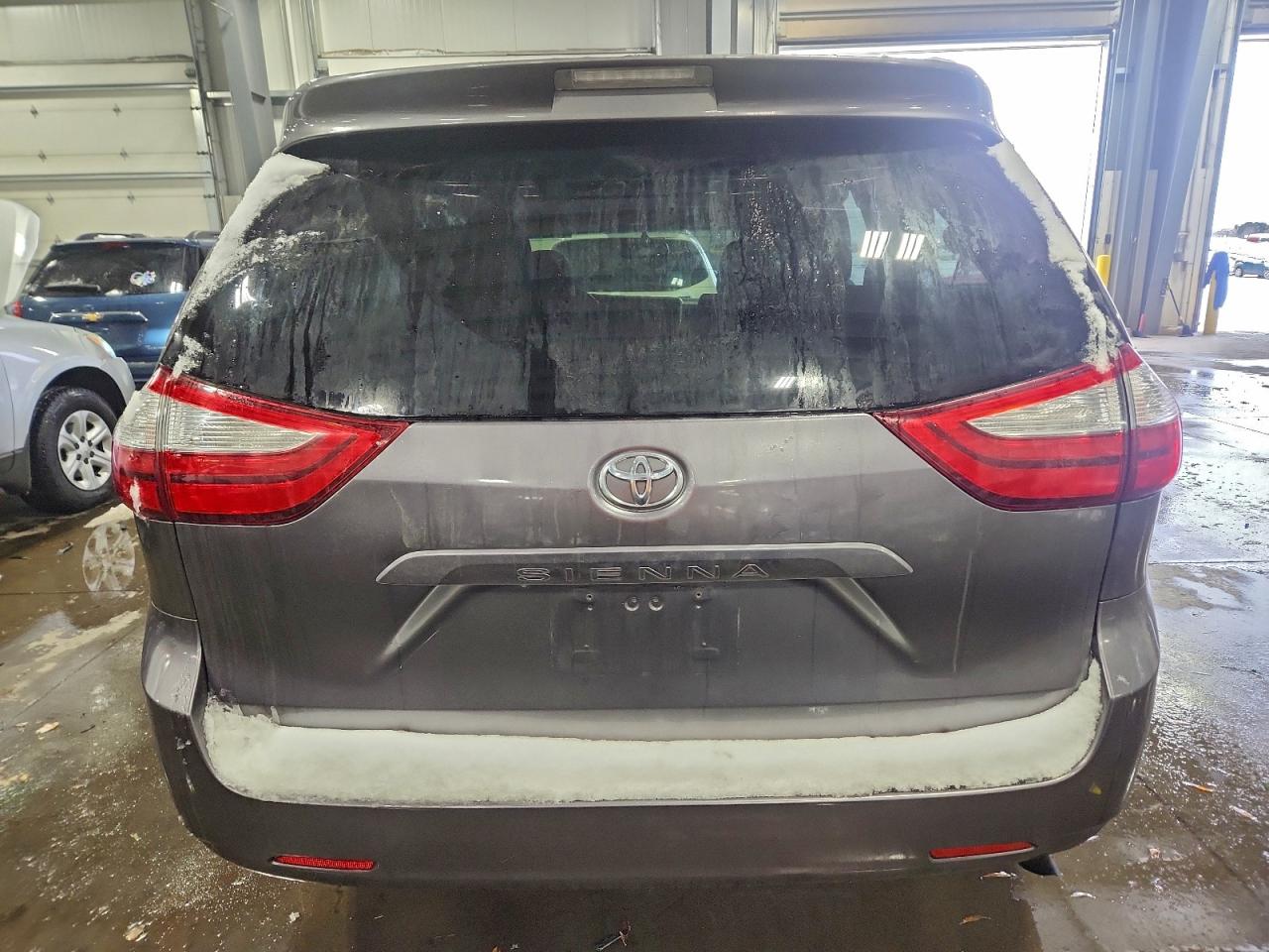 2016 TOYOTA SIENNA LE photo 6