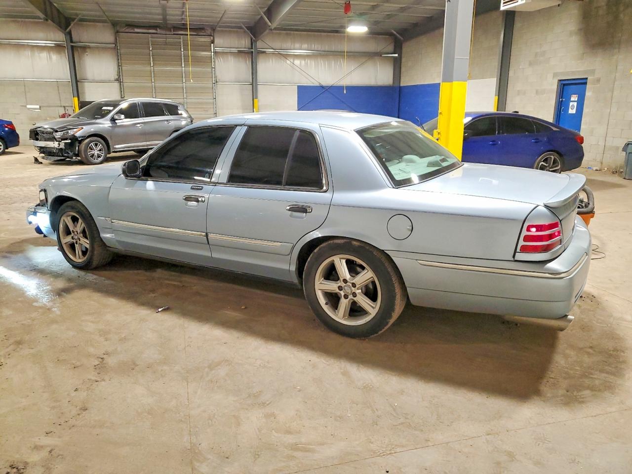 2004 MERCURY GRAND MARQUIS GS photo 2