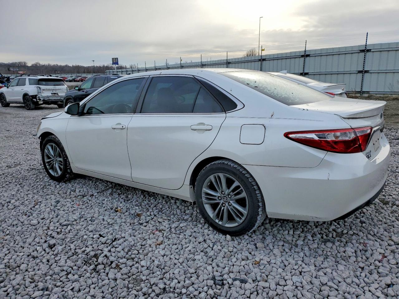 2017 TOYOTA CAMRY LE photo 3