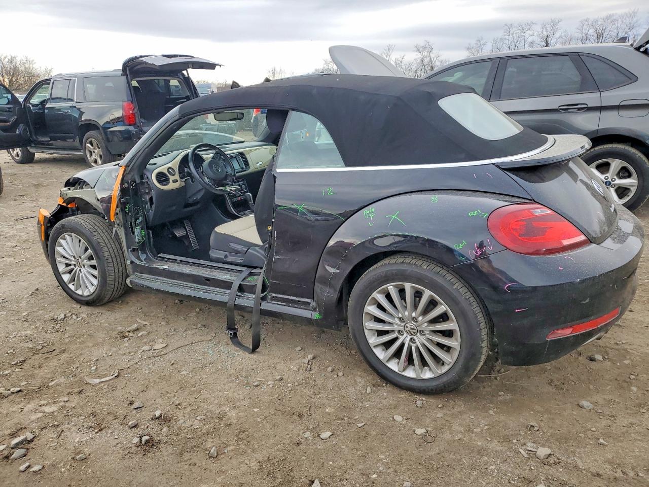 2019 VOLKSWAGEN BEETLE S photo 2