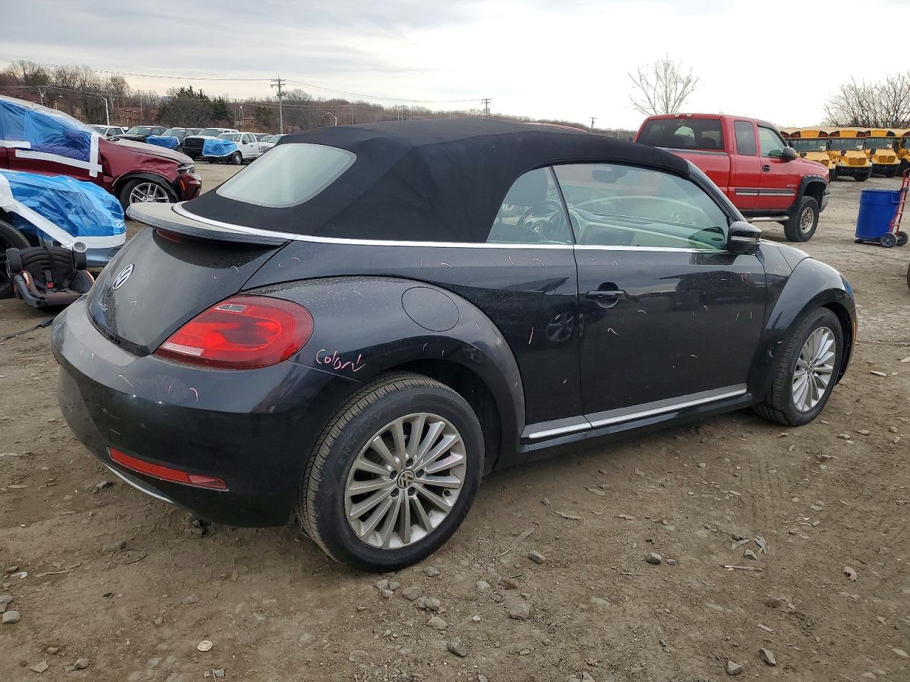 2019 VOLKSWAGEN BEETLE S photo 3