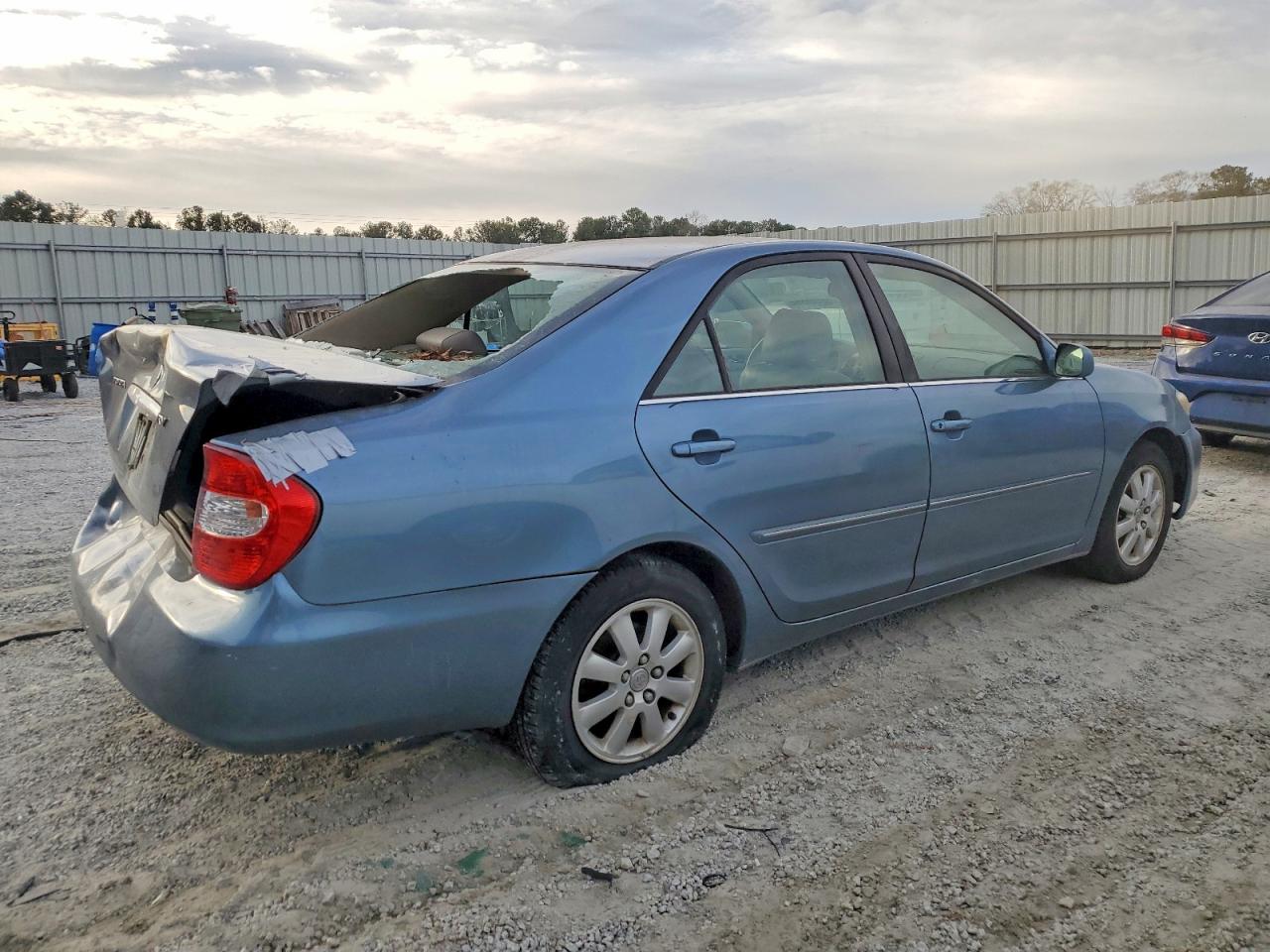 2002 TOYOTA CAMRY LE photo 3