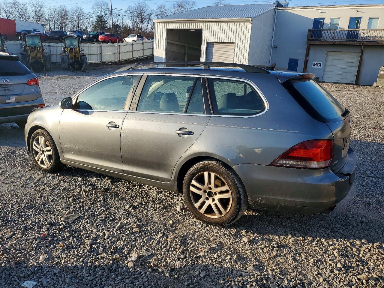 2011 VOLKSWAGEN JETTA TDI photo 2