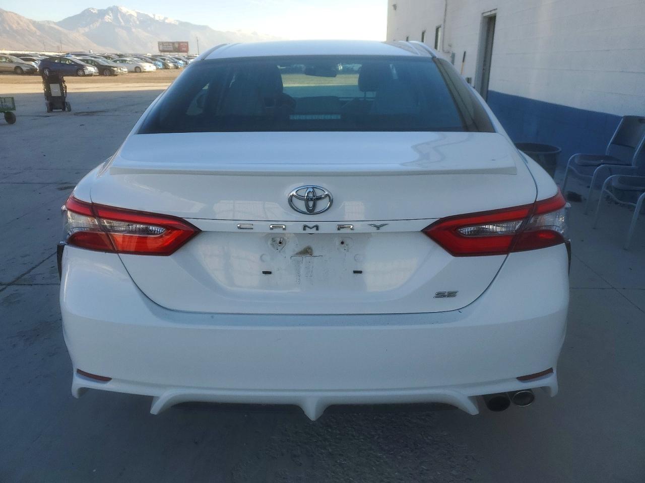 2018 TOYOTA CAMRY L photo 6