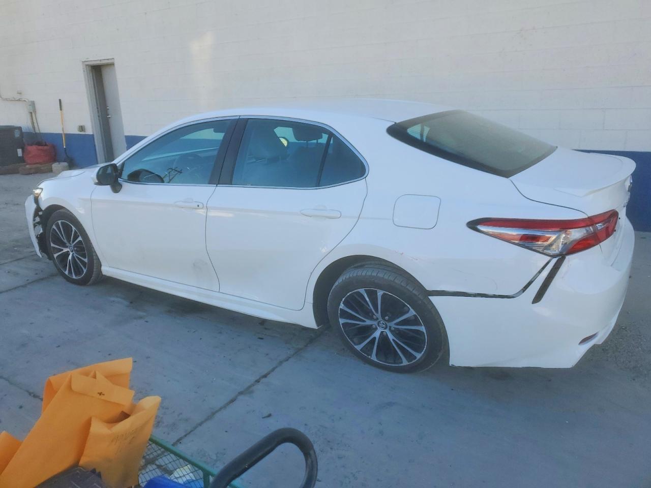 2018 TOYOTA CAMRY L photo 2