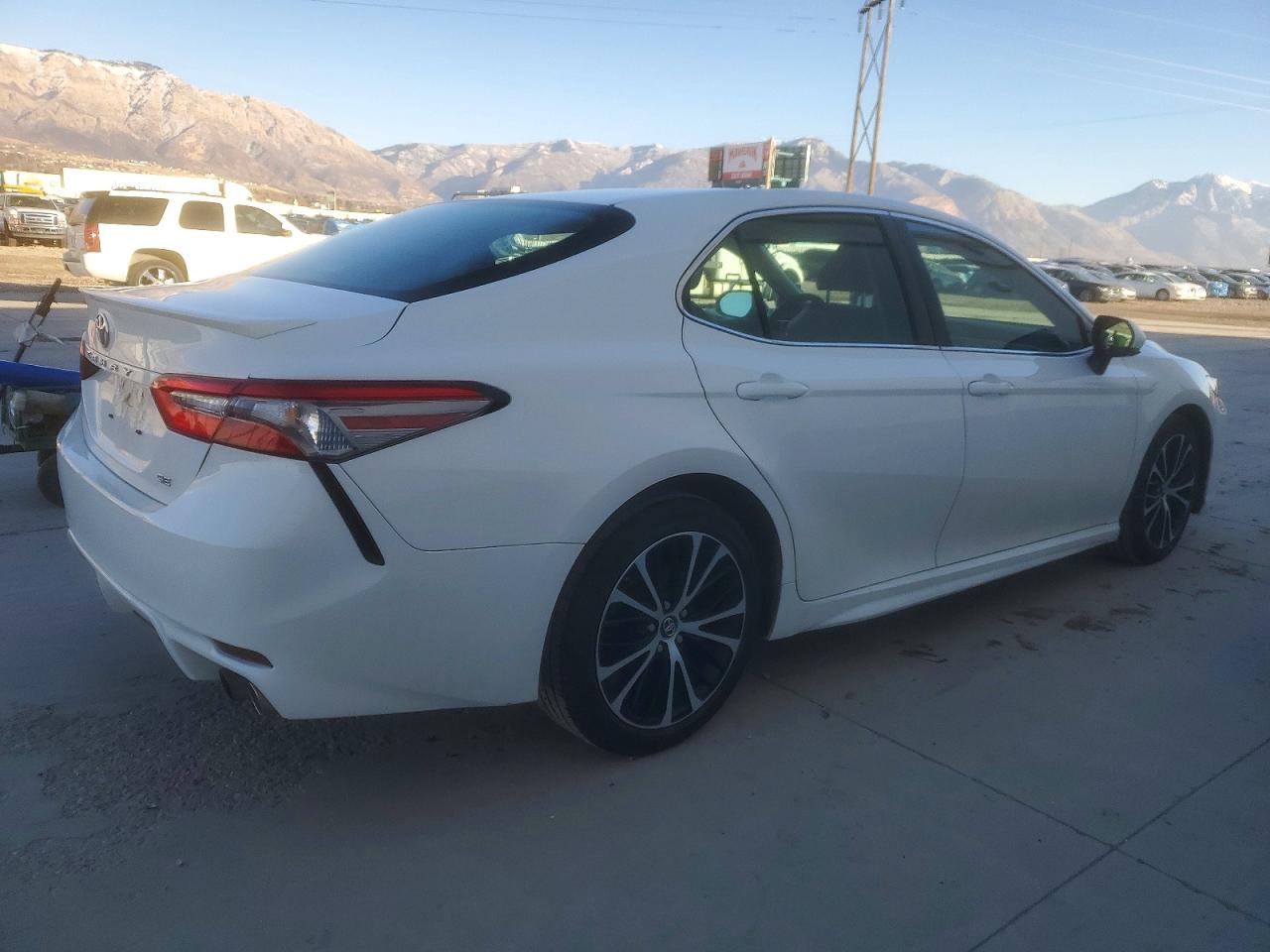 2018 TOYOTA CAMRY L photo 3