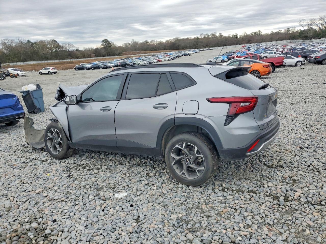 2025 CHEVROLET TRAX 1LT photo 2