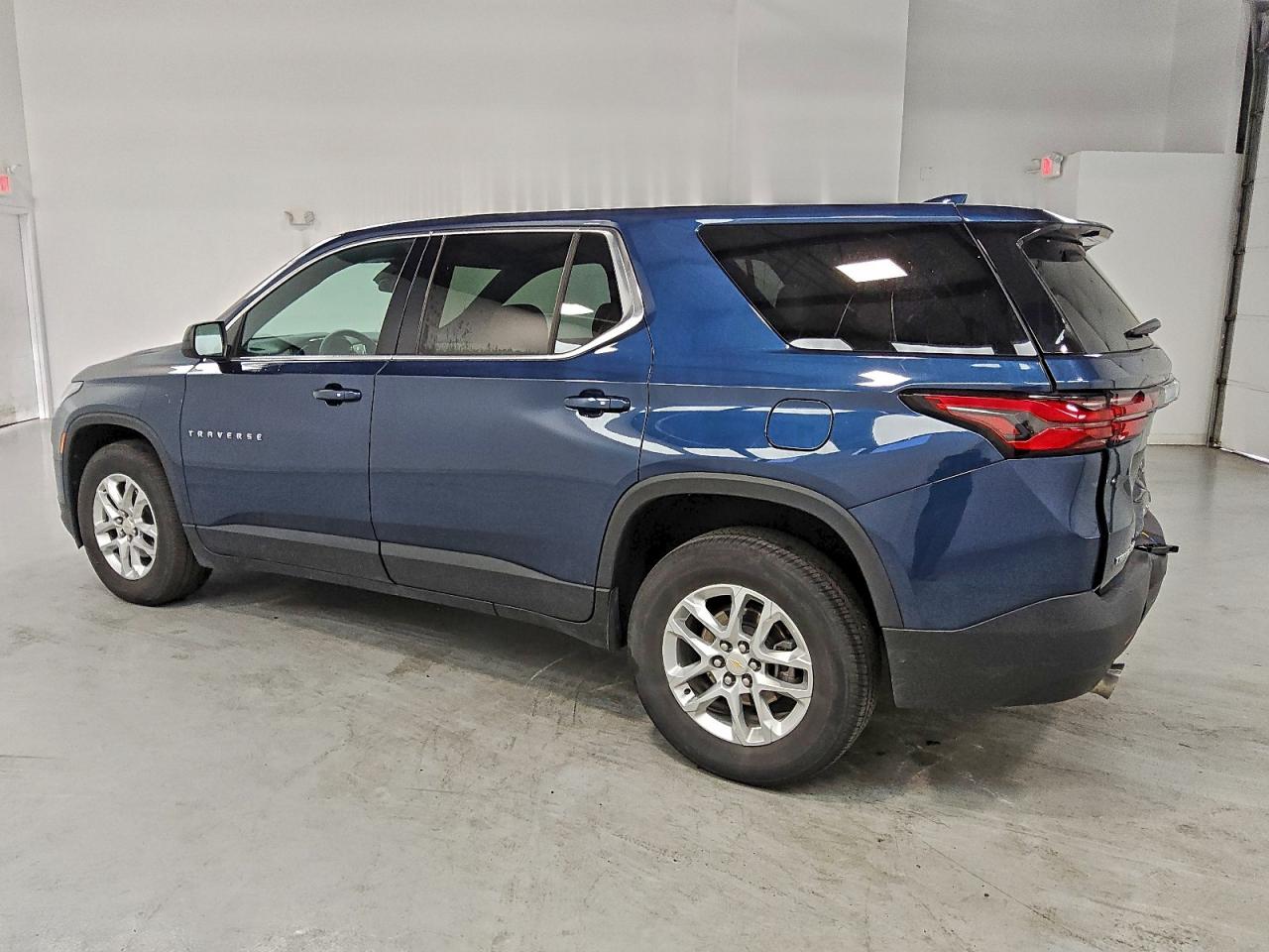 2023 CHEVROLET TRAVERSE LS photo 2