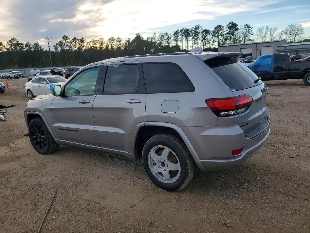 2018 JEEP GRAND CHEROKEE LAREDO photo 2