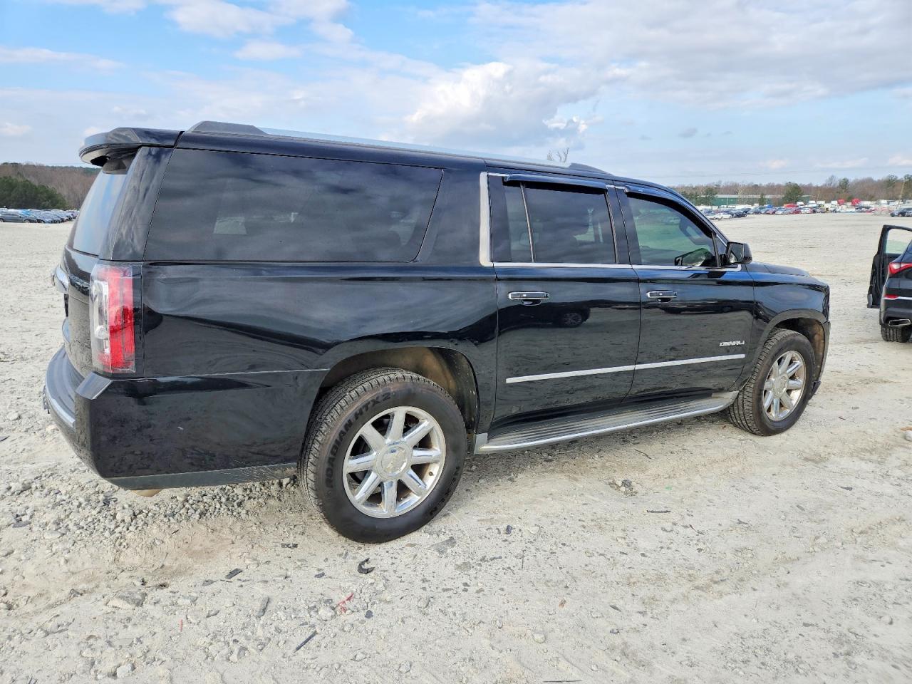 2015 GMC YUKON XL DENALI photo 3