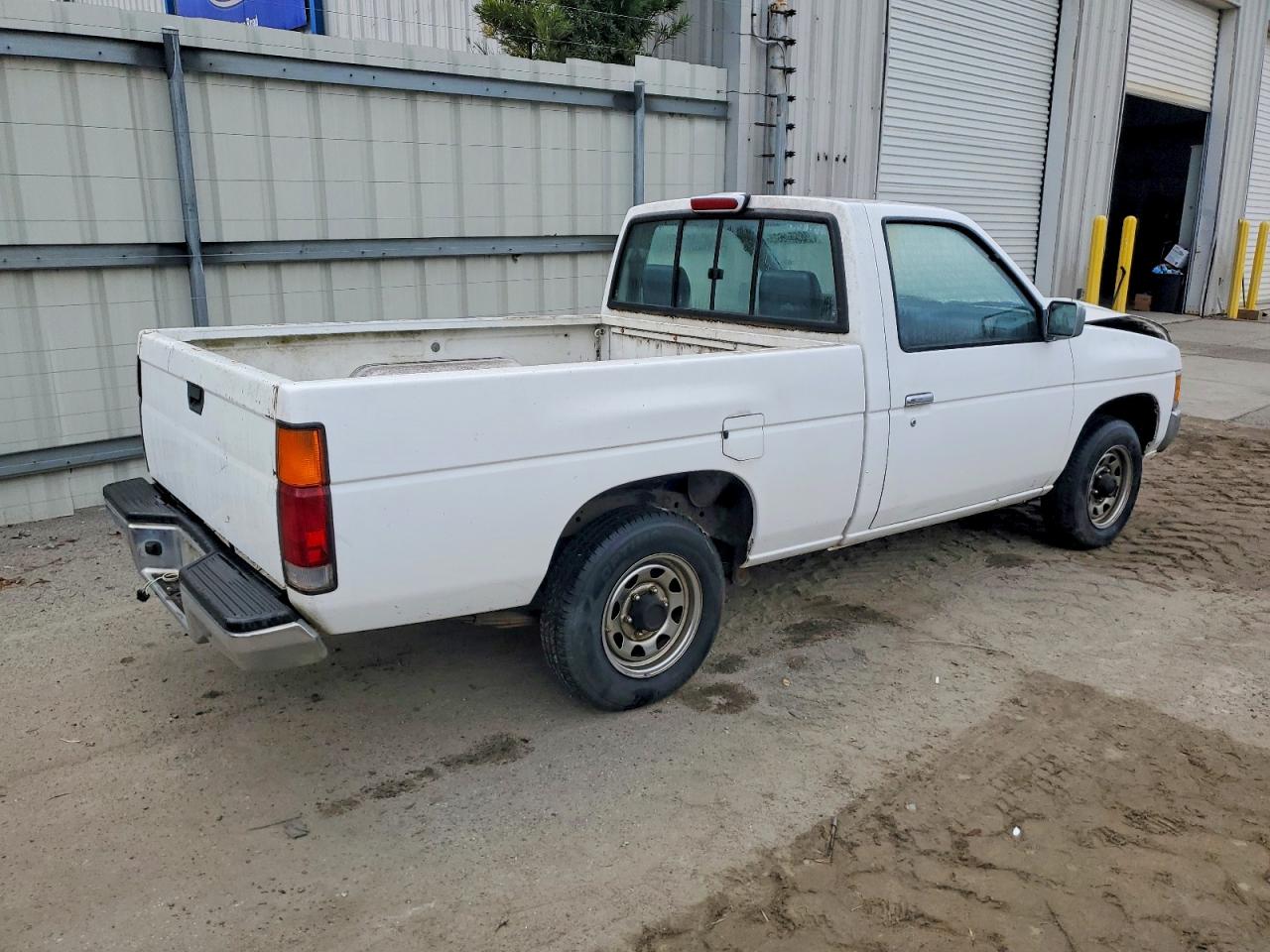 1994 NISSAN TRUCK BASE photo 3