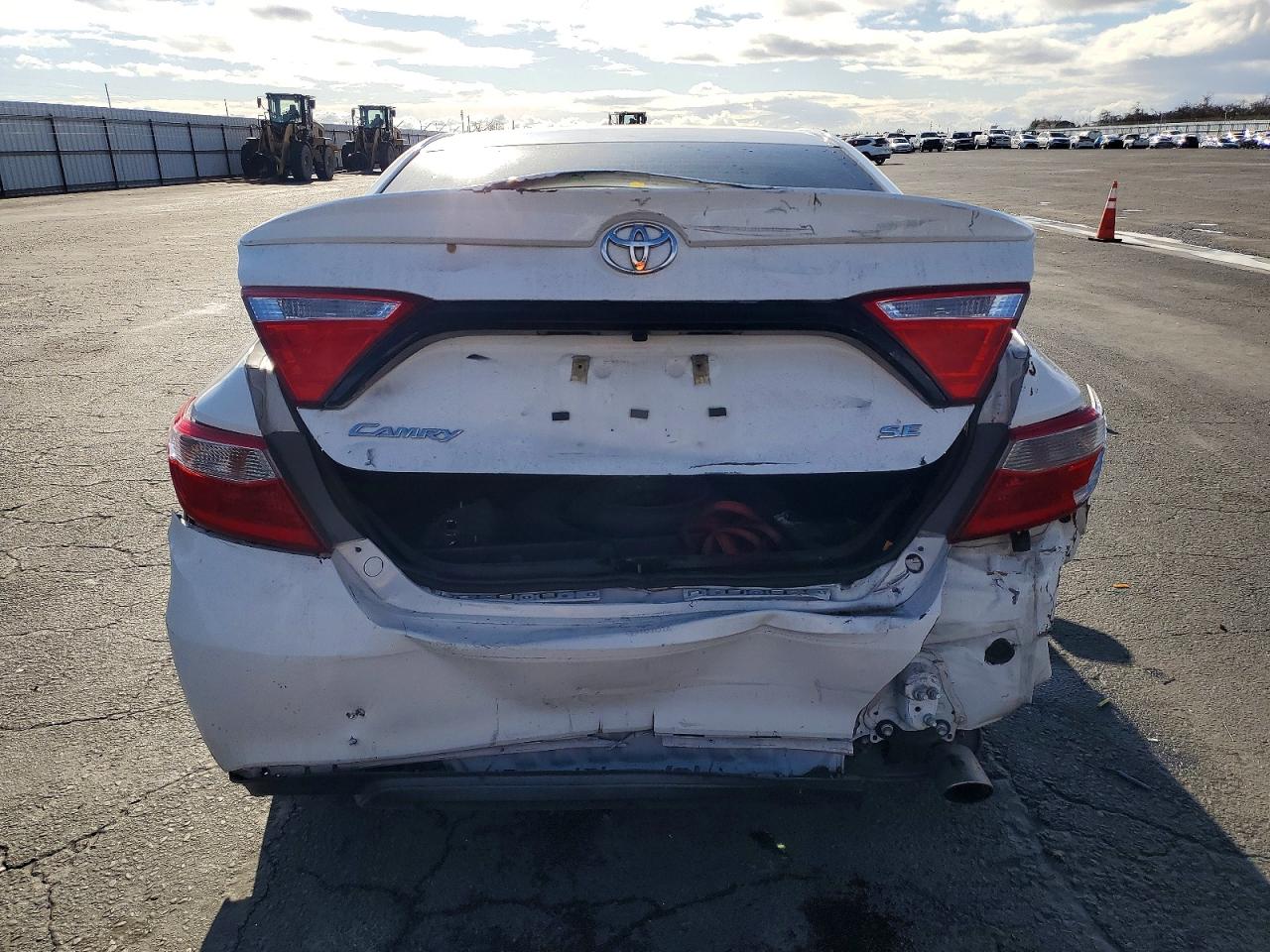 2017 TOYOTA CAMRY LE photo 6