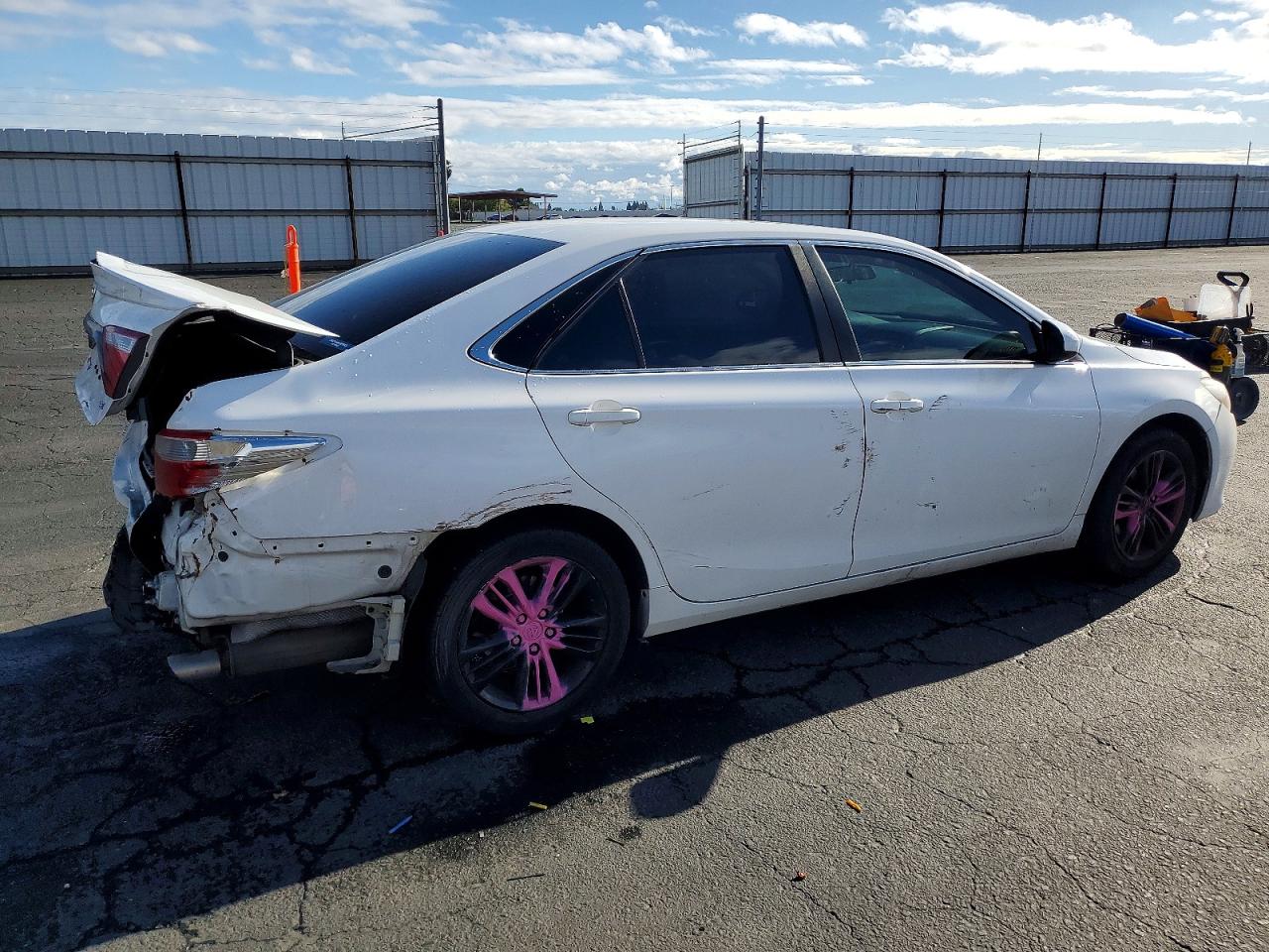 2017 TOYOTA CAMRY LE photo 3