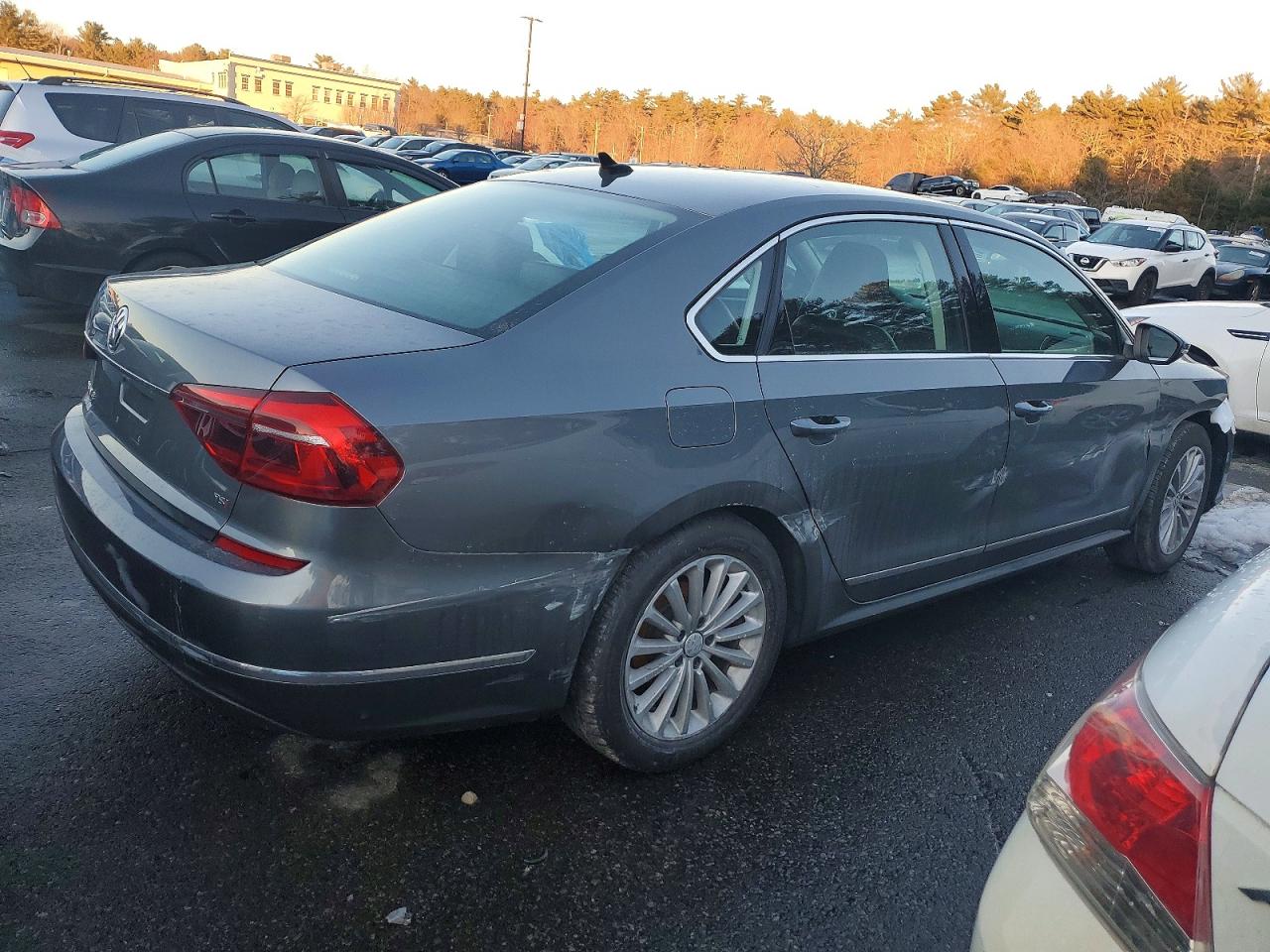 2017 VOLKSWAGEN PASSAT SE photo 3