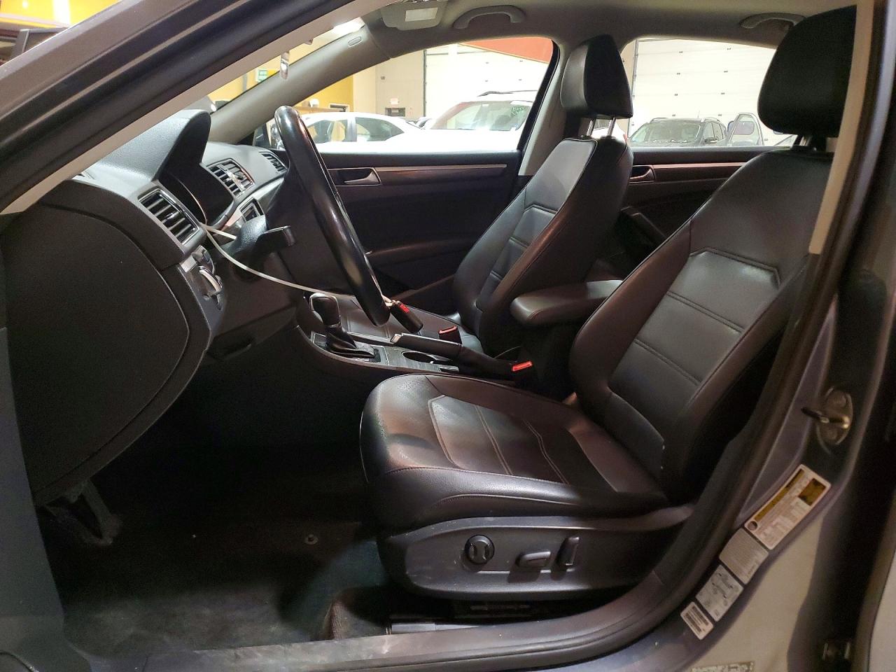2017 VOLKSWAGEN PASSAT SE photo 7