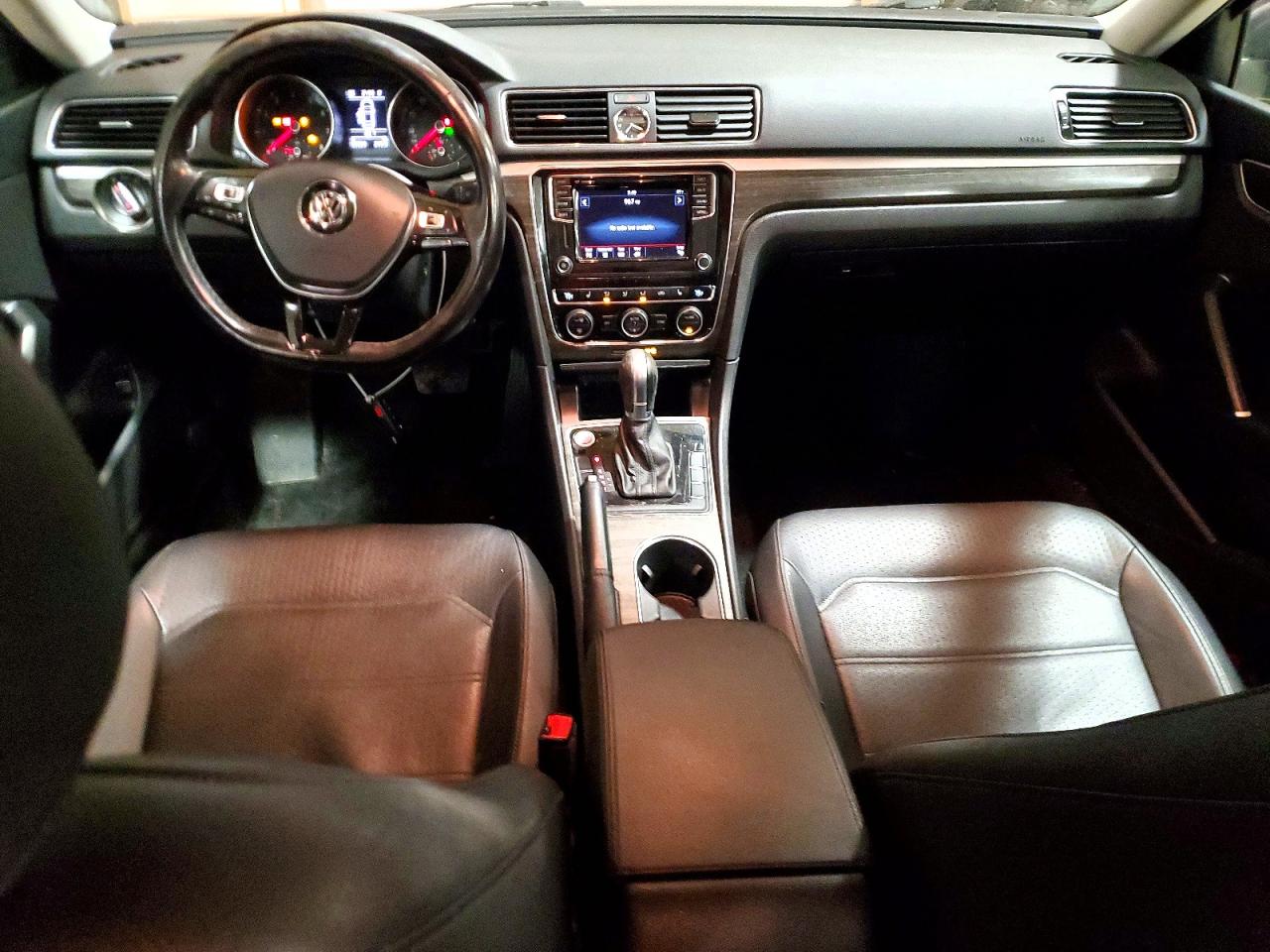 2017 VOLKSWAGEN PASSAT SE photo 8