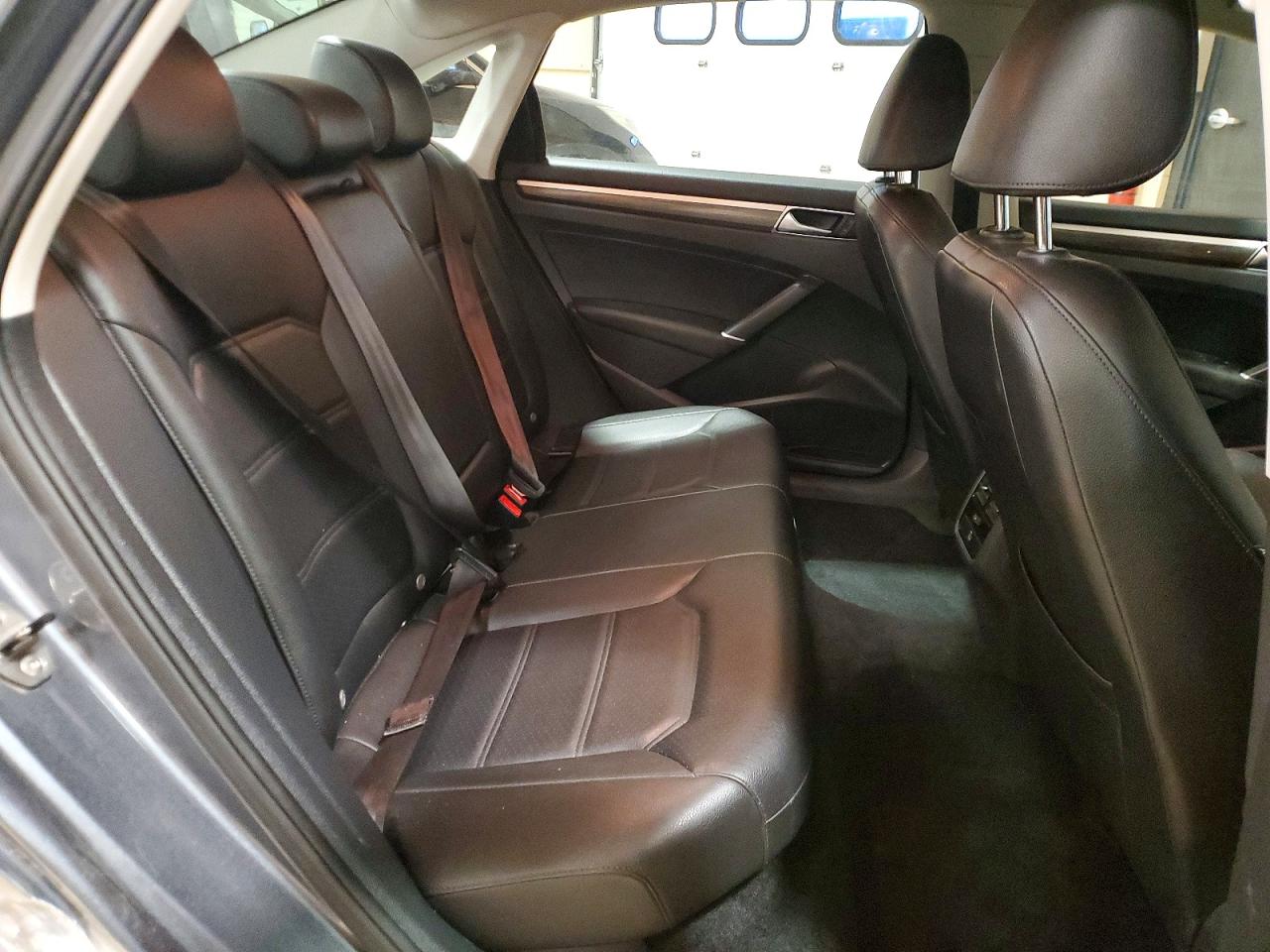 2017 VOLKSWAGEN PASSAT SE photo 10